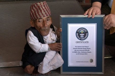 Ông Chandra Bahadur Dangi nhận kỷ lục Guinness.
